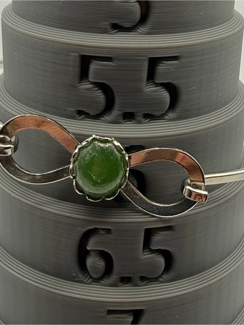 Vintage Green Cabochon Silver Tone Infinity Bangle Bracelet Size 6 Unmarked